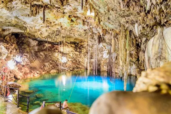 Belle cenote fermé dans la péninsule du Yucatan au Mexique