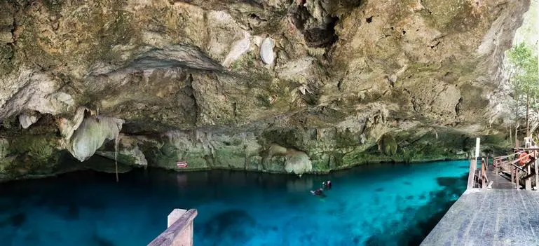 Photo d'un cenote semi-ouvert au Mexique