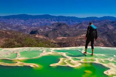 Un homme en haut de la Cascade pétrifié de Hierve el Agua dans l'Etat de Oaxaca au Mexique