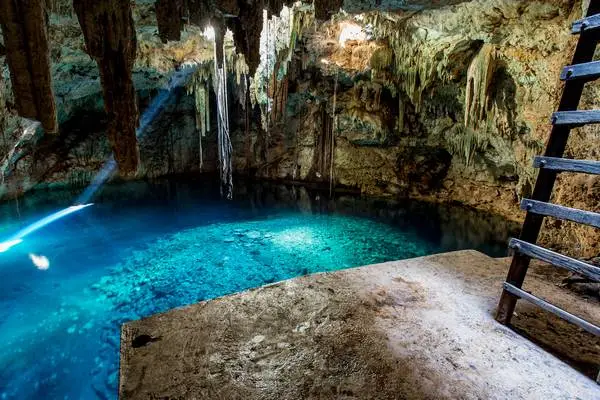 échelle descendant dans un cenote fermé au Mexique