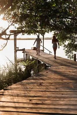 Couple sur un ponton allant vers la lagune de Bacalar
