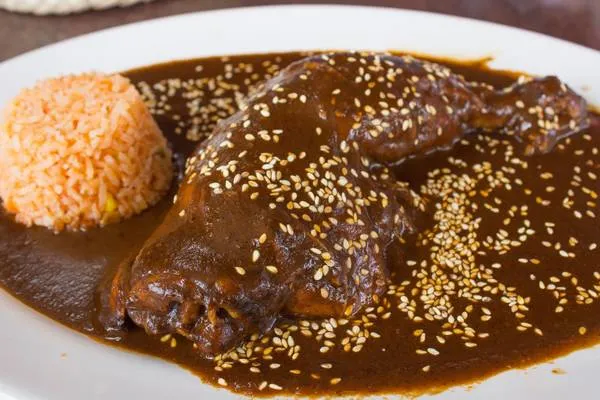 Assiette de poulet au Mole