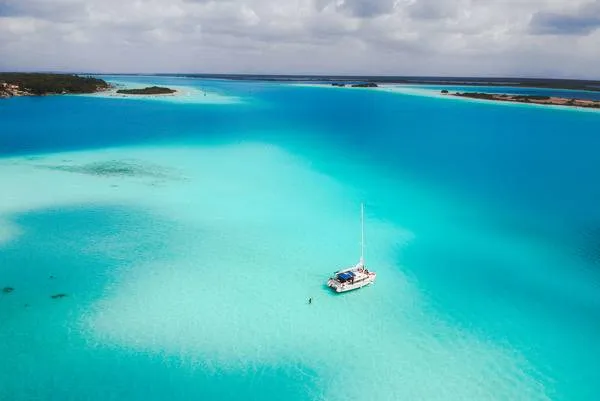 vue aérienne de la lagune de Bacalar avec un bateau