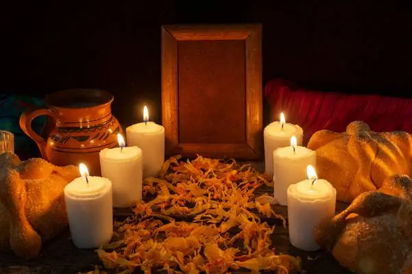bougie et offrande sur un tombe pour le jour des morts