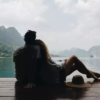 couple sur un ponton devant un lac