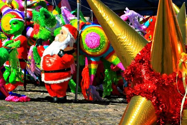 plusieurs pinatas au sol pour noël au Mexique