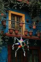 pinata suspendue à un balcon