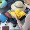 Femme faisant sa valise avant un voyage