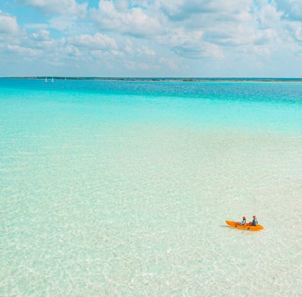 Couple en Kayak sur la lagune de Bacalar