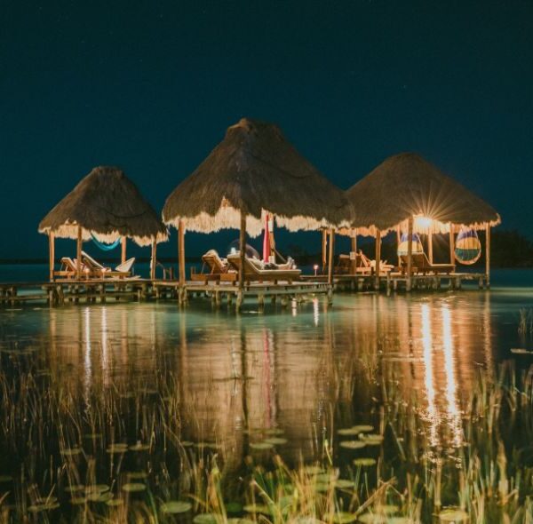 Nuit à Bacalar sur les pontons
