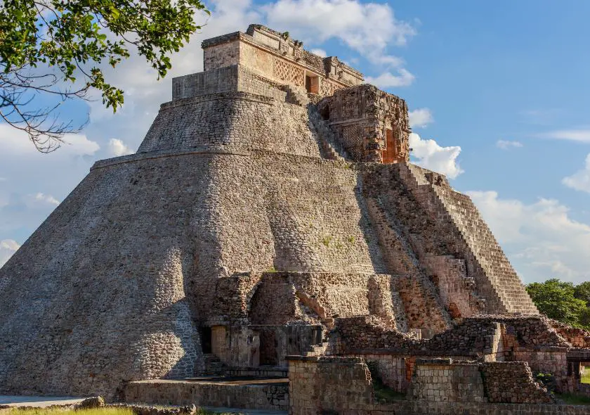 pyramide uxmal yucatan Les mystères des Sites Mayas du Mexique : Un voyage Fascinant avec Hola Mexique