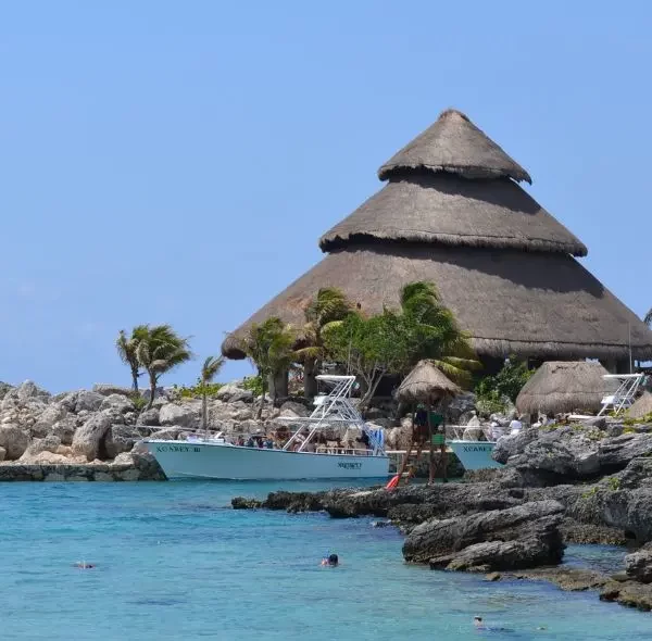 Structure en forme de pyramide dans le parc Xcaret
