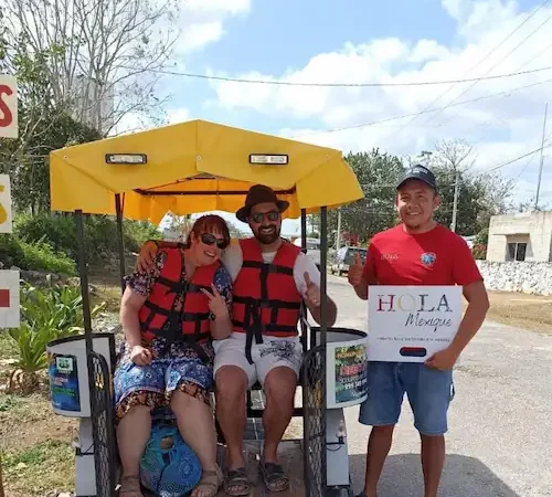 client de votre agence locale au Mexique sur un tuk-tuk a la découverte des cenotes