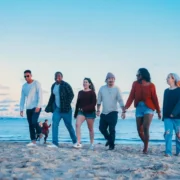 Groupe en voyage sur la plage