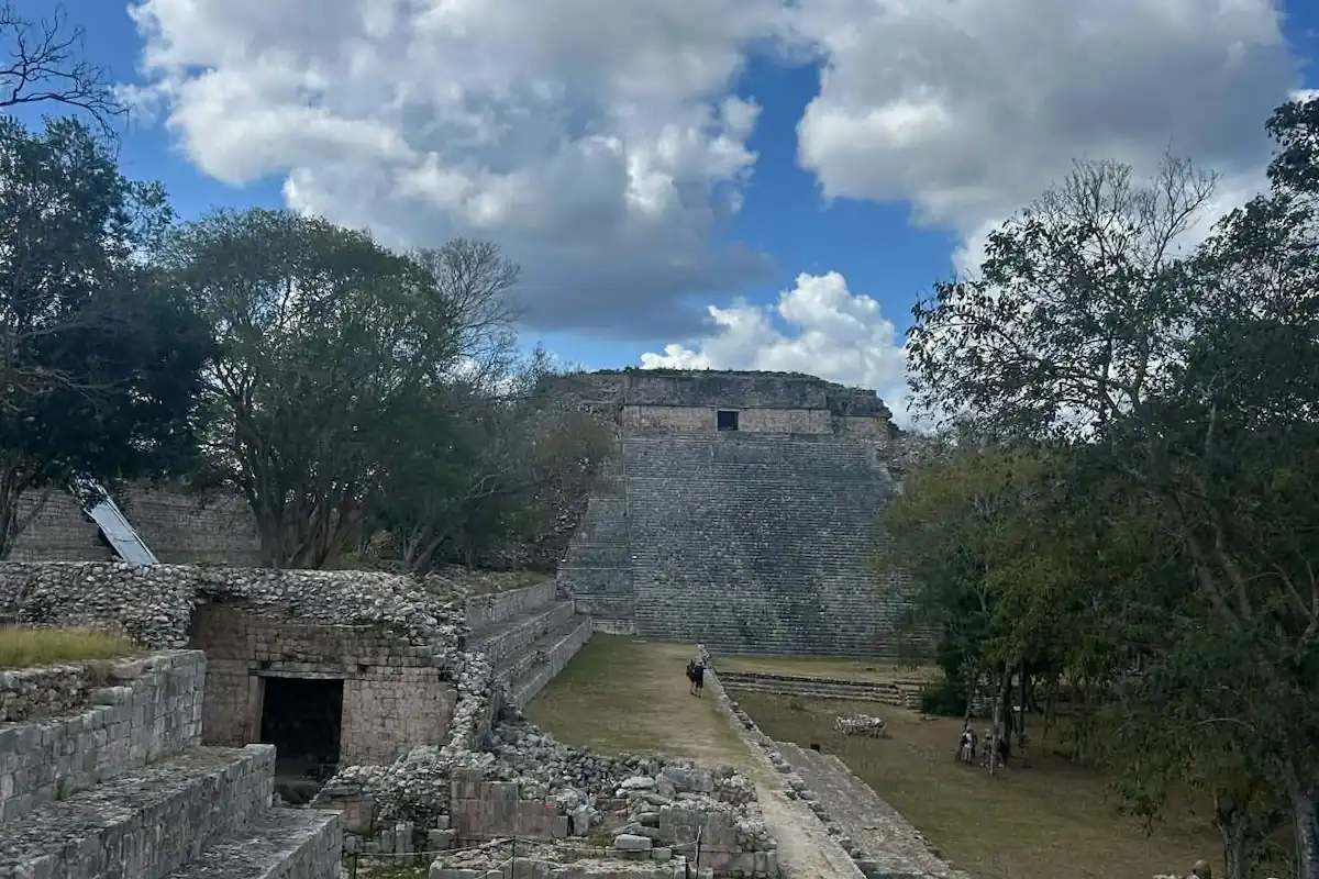 Vue panoramique de la Grande Pyramide d'Uxmal entourée par la végétation tropicale.