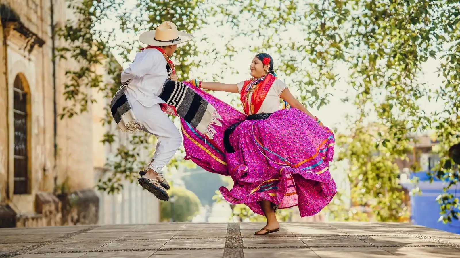 Couple avec vêtements traditionnels dansant au Mexique