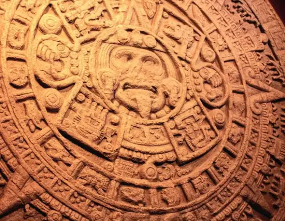 Disque monumental en pierre sculptée représentant un calendrier solaire précolombien avec des motifs géométriques gravés.