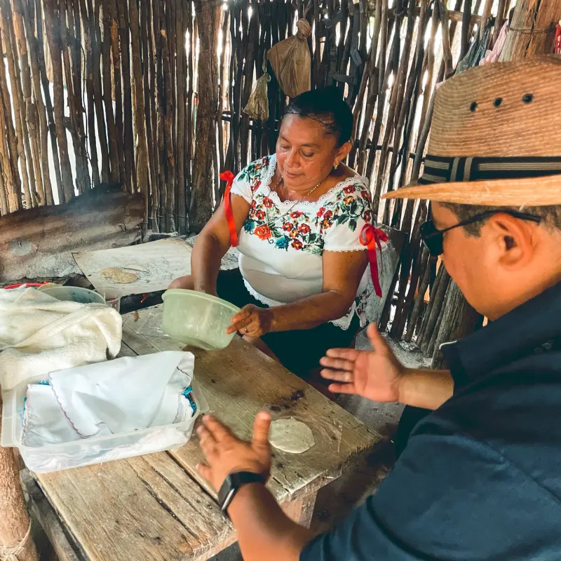 Rencontre authentique et atelier de cuisine traditionnelle maya avec une famille locale lors d'un circuit pas cher au Mexique.