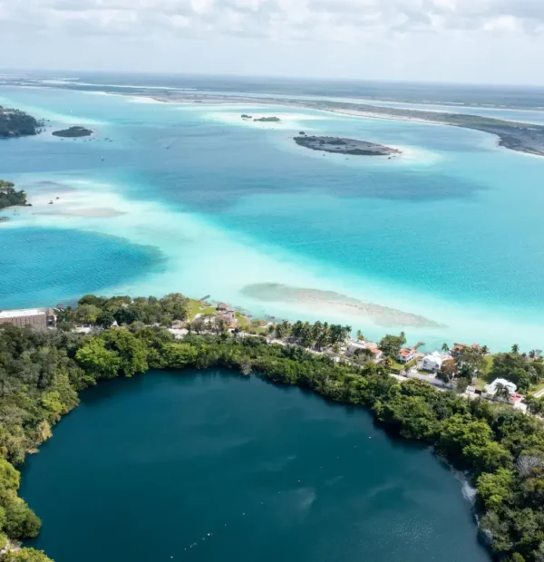 ue aérienne panoramique sur les dégradés de bleu de la lagune de Bacalar au Mexique lors d'un circuit à prix doux.