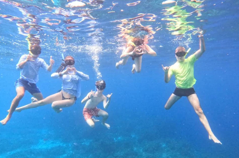 Photos d'un groupe de voyageurs en snorkeling dans les caraïbes lors d'un circuit sur mesure au mexique