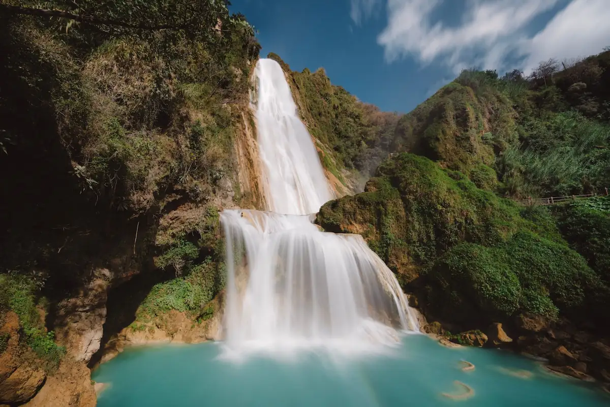 Majestueuse cascade Velo de Novia se déversant en plusieurs niveaux dans un bassin turquoise à El Chiflón.