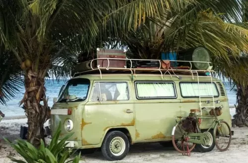 Combi van sur une plage